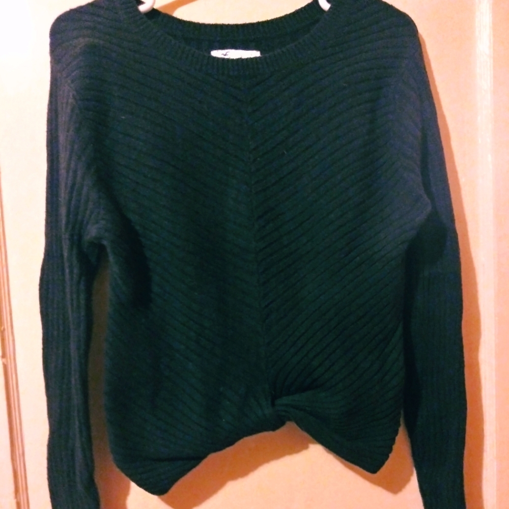 Hollister black ribbed slightly cropped sweater. Size large